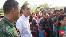 Ketika Warga 'Merayu' Paspampres demi Jabat Tangan Jokowi