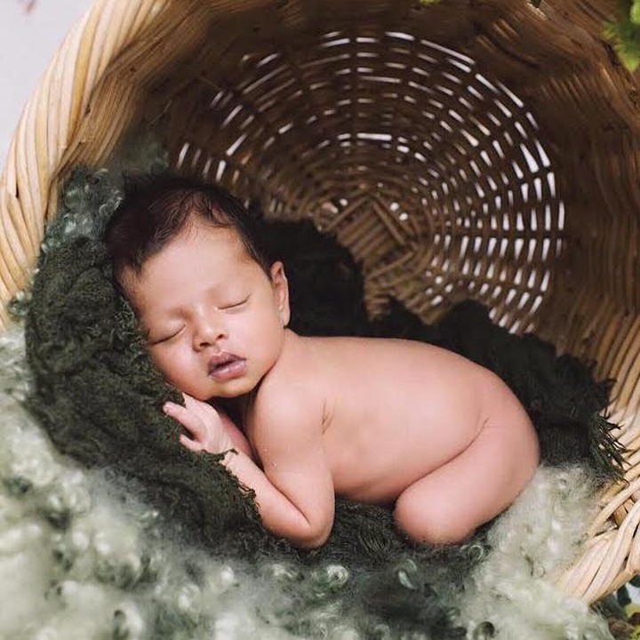 <p>Pemain FTV cantik Melody Prima dikaruniai anak pada 30 Maret 2017 lalu. Melody juga ikutan membuat foto newborn baby untuk Achmad Ibrahim Al Khalifi. Dalam foto, Ibrahim berpose tidur pulas di keranjang beralaskan daun. Ya ampun, super gemas! (Foto: Instagram @melodyprima)</p>