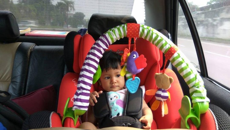 Dengan mengasah motorik halus anak, kita bisa melatih kemandirian anak, lho.