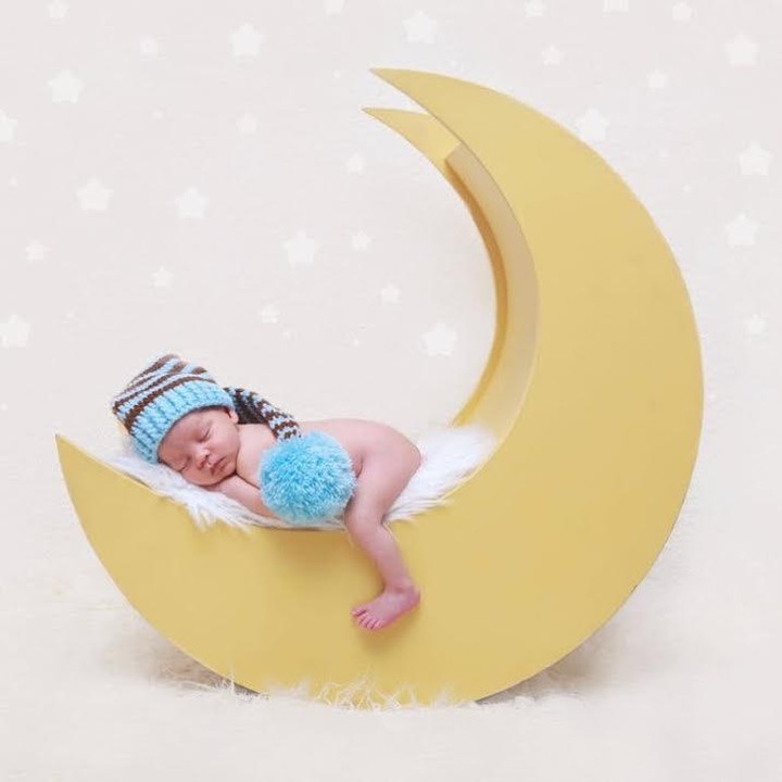<p>Melaney Ricardo baru aja melahirkan anak keduanya 3 Mei 2016. Di awal kelahiran anaknya, Melaney mengajak bayinya, Courage Jordan Lynch, untuk berpose nih. Tema foto yang dipilih Melaney untuk Courage adalah tidur di bulan. Aih kelihatannya enak ya Bun bisa tidur di bulan kaya baby Courage. (Foto: Instagram @melaney_ricardo)</p>