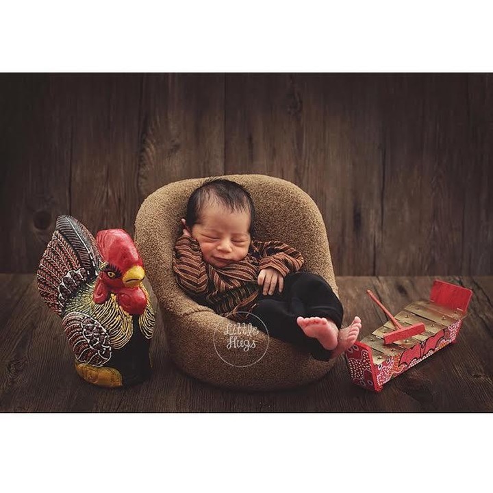 <p>Aih, pose foto newborn Bach, anak dari Meisya Siregar dan Bebi Romeo lucu banget sih. Duduk dengan mata terpejam serta menggunakan baju khas Jawa membuatnya seperti pangeran. Ditambah gamelan mini dan celengan ayam bikin nuansa Jawanya makin kental. Imut abis! (Foto: Instagram @meisya_siregar/little hugs photography).</p>
