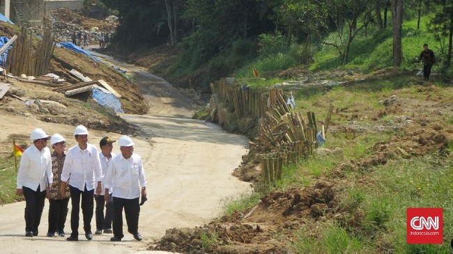 Walhi menilai proyek pembangunan infrastruktur yang dilakukan selama tiga tahun pemerintahan Jokowi-Jusuf Kalla berisiko tinggi bagi lingkungan hidup.