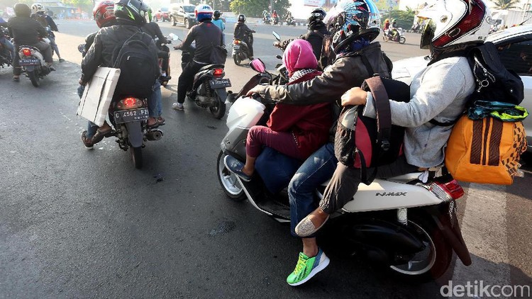 Motor kadang dipilih sebagai alat transportasi untuk mudik, meski dalam jarak dekat. Kalau mengajak balita mudik naik sepeda motor, aman nggak sih sebenarnya?