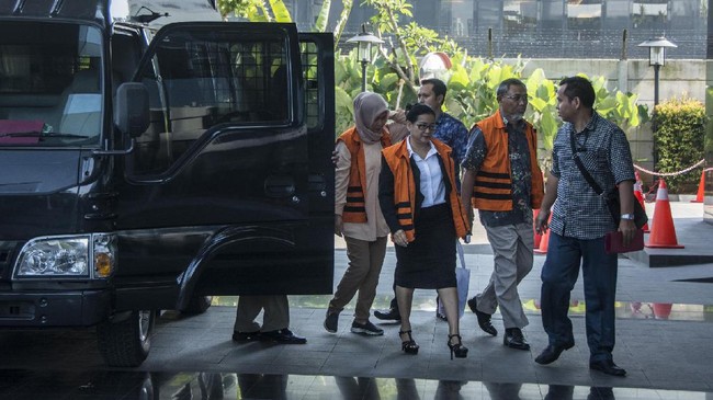 Tersangka dugaan memberikan keterangan palsu Miryam S Haryani akan segera diadili. KPK telah melimpahkan berkas perkara tersebut ke Pengadilan Tipikor.