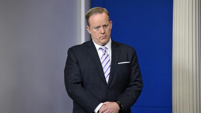 Steve Bannon menyebut Gedung Putih mengurangi jumlah konferensi pers dan pertemuan media karena juru bicara Sean Spicer bertambah gemuk.