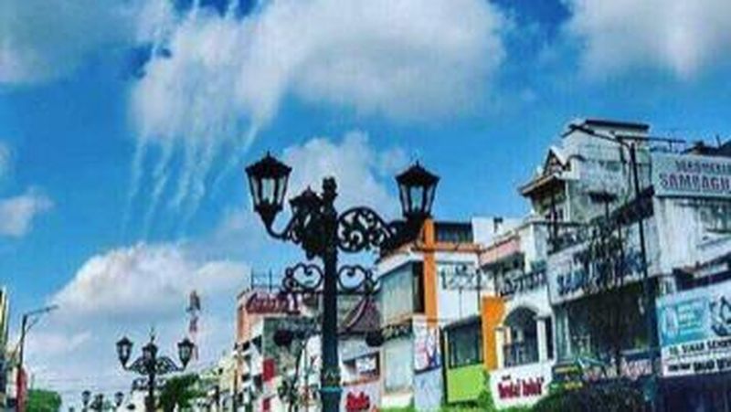 Pernah mendengar lirik lagu 'Jogja Istiwema'? Bila belum, segera browsing dan dengarkan lagunya.