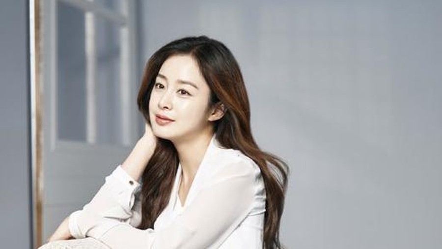 Kim Tae Hee sempat hiatus selama 5 tahun dari dunia hiburan. Kini ia mulai kembali berakting di drama Hi Bye, Mama yang tayang pada Sabtu (22/2) mendatang. 