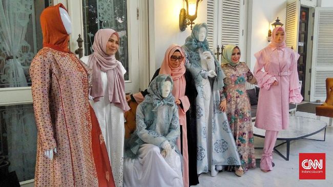 Terinspirasi Tari Serimpi Jawa Tengah, rancangan baju desainer busana Muslim Jeny Tjahyawati bersama dua perancang akan melanglang di Torino Fashion Week.