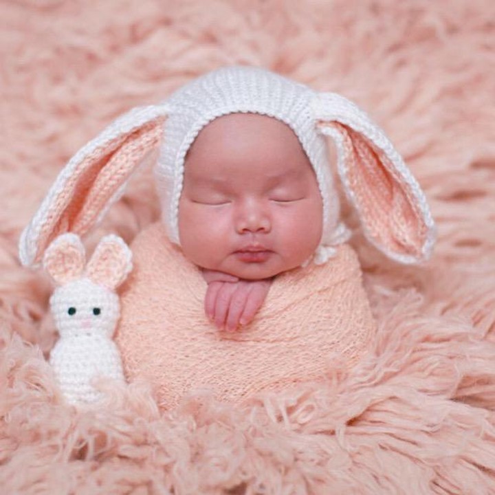 <p>Gemasin bangat sih Sheva Elmira Lorrenia. Foto dengan mengenakan bando kelinci dan badan dibungkus kain menambah kelucuan anak Ussy dan Andhika ini. Duuh pengen bawa pulang bayi ini deh, abisnya super lucu sih. (Foto: Instagram @ussypratama)</p>