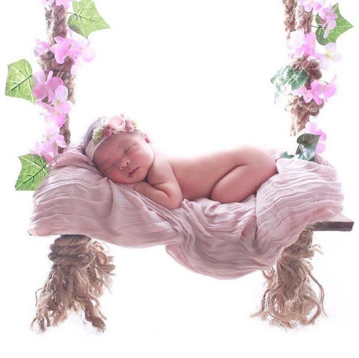 <p>Kamu lucu banget sih Nastusha Olivia Alinskie. Tidur di ayunan berbalut bunga udah kaya anak peri yang sedang tidur. Sepertinya orang tua Nastusha, Chelsea Olivia dan Glenn Alinskie emang jago banget pilih tema. Kereeen pokoknya. (Foto: Instagram @chelseaoliviaa)</p>