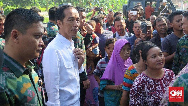 Bertepatan dengan hari ulang tahunnya, Jokowi membagikan sembako untuk warga di Bogor. Warga tak lupa memberikan ucapan selamat ulang tahun untuk Jokowi.