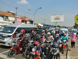 Ribuan Kendaraan Pemudik Dihalau Masuk Jabar, Didominasi Sepeda Motor