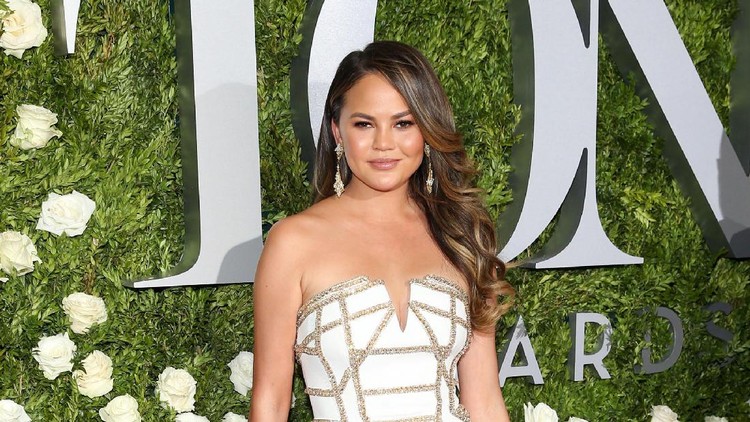 Chrissy Teigen curhat nih, Bun, dia sedih lantaran baju untuk si kecil Miles kebesaran. Cari baju buat bayi memang susah-susah gampang.