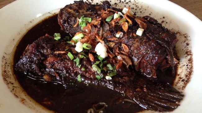 Semur dan rawon bukan satu-satunya makanan berkuah yang berwarna hitam pekat. Kuah hitam manis ini juga milik si gabus pucung asli Betawi yang langka.