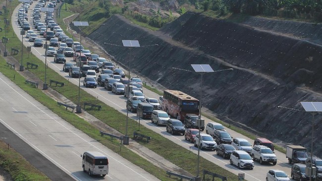 Polisi memutuskan sistem lalu lintas satu jalur atau one way dari Tol Cipali KM 72 hingga KM 414 Gerbang Tol Kalikangkung diperpanjang hingga Rabu siang (19/4)