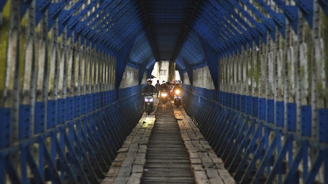Jembatan Cirahong yang menghubungkan Ciamis dan Tasikmalaya, Jawa Barat, sudah semakin ringkih, bahkan kendaraan roda empat dilarang lewat.