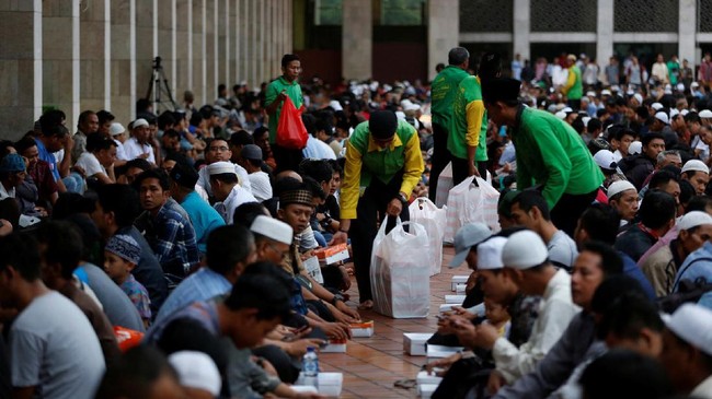 Sandiaga Uno menyatakan Pemprov DKI akan menggelar buka puasa bersama bagi warga, mencontoh apa yang biasa dilakukan di Mekkah dan Madinah selama Ramadan.