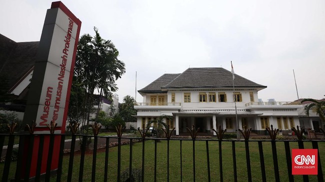 Perumusan teks proklamasi di rumah Laksamana Maeda dilakukan di bulan puasa. Tepatnya hari ke-8 bulan Ramadan. Selesai menyusun teks, Sukarno cs santap sahur.