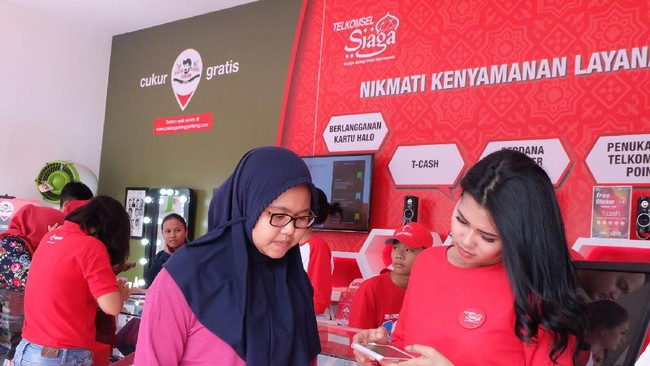 Ingat Telkomsel Veronika? Kini ia tak hanya berbicara di telepon. Ia bisa diajak chat di Line, Facebook, atau Telegram. Sayang, belum tersedia di Whatsapp.