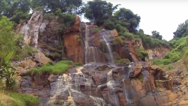 Curug Batu Templek masih terdengar asing di telinga para warga Bandung. Tapi berpotensi besar jadi destinasi wisata menarik.