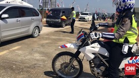 Polisi Kawal Pemudik Masuk Tol 'Setengah Jadi' di Batang