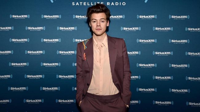 Menjadi model sampul majalah Vogue, Harry Styles bicara soal pilihan busananya yang mengaburkan konsep gender.