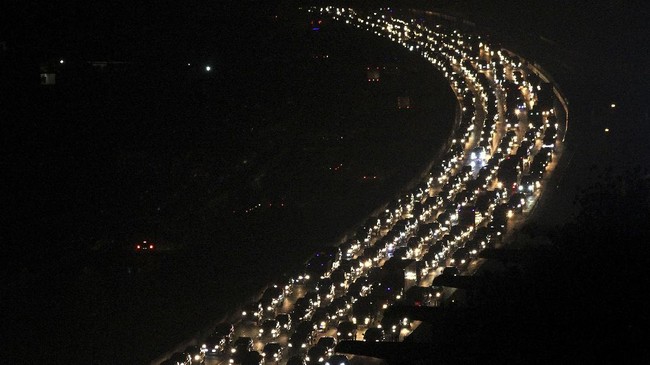 Volume kendaraan yang melalui Gerbang Tol Cikarang diprediksi melonjak saat libur panjang Maulid Nabi Muhammad. Tol Jakarta-Cikarang berpotensi macet panjang.