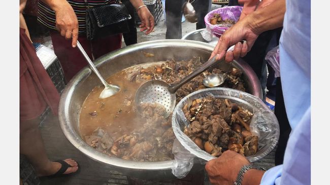 Pedagang Rica-rica Gukguk di Solo Pasrah Jika Dilarang Seorang pedagang olahan daging anjing di Surakarta bakal mengganti menu dagangannya jika memang kelak menu olahan anjing dilarang oleh pemerintah daerah.