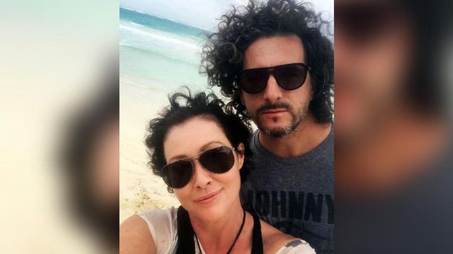 Aktris serial Beverly Hills 90210 Shannen Doherty mengaku tengah berjuang melawan kanker payudara stadium empat. Ia didiagnosa pertama kali pada tahun 2015.