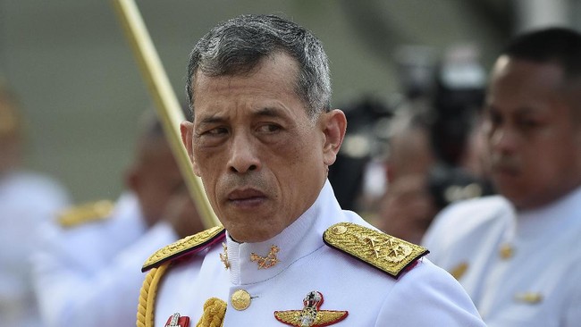 Raja Thailand, Maha Vajiralongkorn, memangkas masa hukuman penjara bagi mantan perdana menteri Thaksin Shinawatra dari delapan tahun menjadi satu tahun.