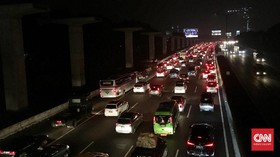 Banyak Pemudik Istirahat, Ruas Tol Jakarta-Cikampek Padat