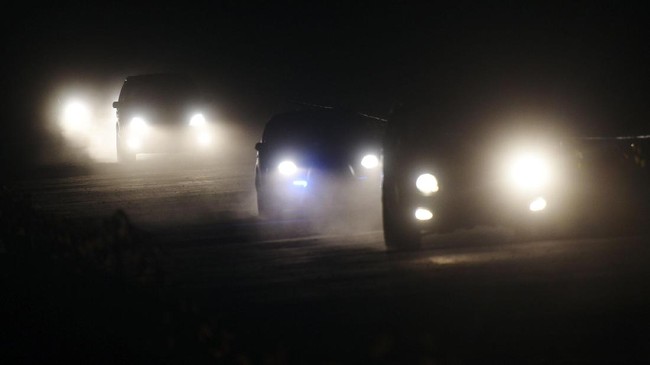 Kendaraan pemudik melintasi jalan tol fungsional Brebes-Batang di Batang, Jawa Tengah, Selasa (20/6). Tidak adanya lampu penerang jalan di tol fungsional tersebut membuat kondisinya gelap gulita pada malam hari. ANTARA FOTO/Akbar Nugroho Gumay/foc/17.
