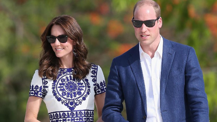 VICTORIA, BC - SEPTEMBER 24:  Catherine, Duchess of Cambridge and Prince William, Duke of Cambridge attend the Official Welcome Ceremony for the Royal Tour at the British Columbia Legislature on September 24, 2016 in Victoria, Canada.  Prince William, Duke of Cambridge, Catherine, Duchess of Cambridge, Prince George and Princess Charlotte are visiting Canada as part of an eight day visit to the country taking in areas such as Bella Bella, Whitehorse and Kelowna.  (Photo by Chris Jackson/Getty Images)