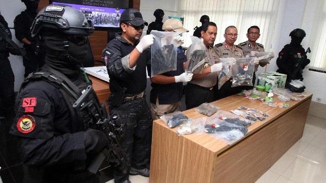 Selain bendera, pihak kepolisian juga melakukan uji laboratorium forensik pesan bernada ancaman yang ditulis di atas karton, dan lima rekaman CCTV.
