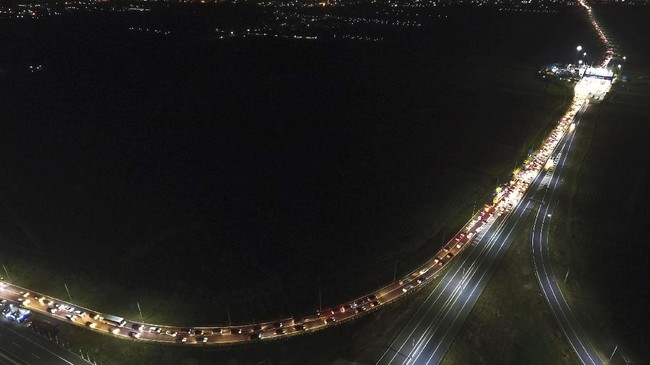 Potret Jalur Mudik Tol Setengah Jadi: Berdebu Tanpa Lampu