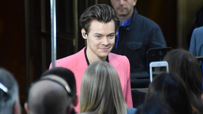 Beyonce tampil mencolok dengan setelan merah muda (pink) di video musik terbarunya 'Apes**t'. Sebelumnya, Harry Styles mencuri perhatian dengan jas merah muda.