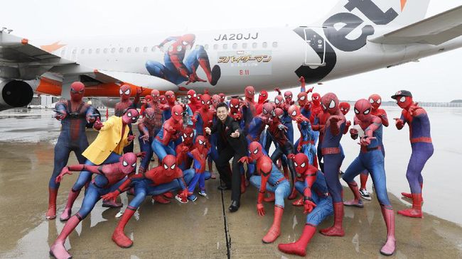 Maskapai Jetstar Asia memanfaatkan momentum untuk menjaring lebih banyak lagi penumpang dengan mendatangkan 40 orang Spider-Man.