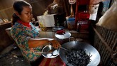 Uji Nyali Menyantap Laba-Laba di Kamboja Di Kampong Thom, Kamboja, laba-laba menjadi menu makanan populer dan kerap disajikan sebagai camilan atau bahkan manisan. Berani mencoba?