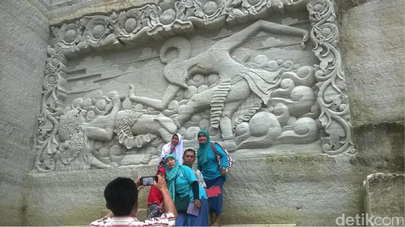 Kelompok Sadar Wisata (Pokdarwis)  Lowo Ijo menggelar festival kesenian Tebing Breksi.