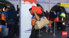 Gelombang Mudik, Gelombang Berkah di Stasiun Senen