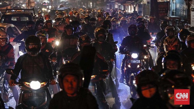 Menjelang Sabtu dini hari, kendaraan yang menuju arah Bandung melalu jalur tersebut, sudah didominasi kendaraan roda empat bernomor polisi Jakarta.