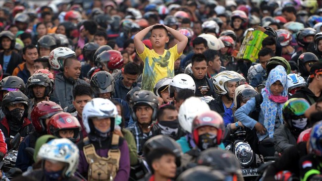 Jumlah pemudik diprediksi melonjak pada arus mudik lebaran 2024. Rekayasa lalin, titik kemacetan dan puncak arus mudik telah dipetakan. Cek selengkapnya di sini