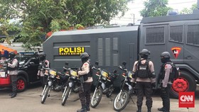 Polisi Hingga Water Canon Disiagakan di Stasiun Senen