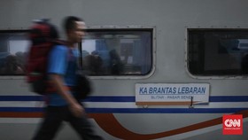 Cegah Corona, PT KAI Terapkan Jarak Aman 1 Meter di Antrean
