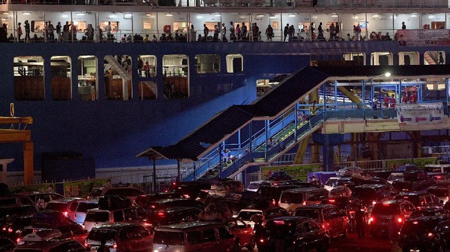 Pemudik dengan mobil pribadi antre menuju kapal "Roll on-Roll off" (RoRo) untuk menyeberangi Selat Sunda di Pelabuhan Merak, Banten, Jumat (23/6). Pada H-2 Lebaran Pelabuhan Merak dipadati para pemudik baik yang menggunakan sepeda motor, bus, maupun mobil pribadi. ANTARA FOTO/Sigid Kurniawan/ama/17.