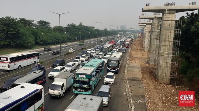 Kepadatan terjadi di ruas Tol Jakarta-Cikampek menjelang rest area kilometer 62 dan kilometer 42 arah Jakarta. Pemudik harus antre hingga satu jam.