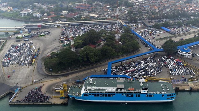 PT ASDP Indonesia Ferry (Persero) mencatat sebanyak 908 unit sepeda motor dan 438 unit truk logistik diberangkatkan via Pelabuhan Ciwandan sejak Sabtu (15/4). 