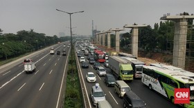 Lalu Lintas Padat, Tol Jakarta-Cikampek Dibuat Lawan Arus