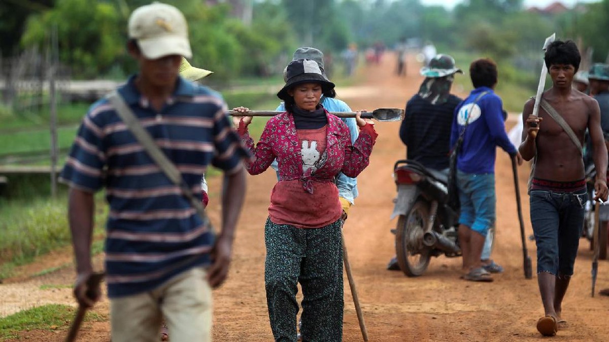 Uji Nyali Menyantap Laba-Laba di Kamboja