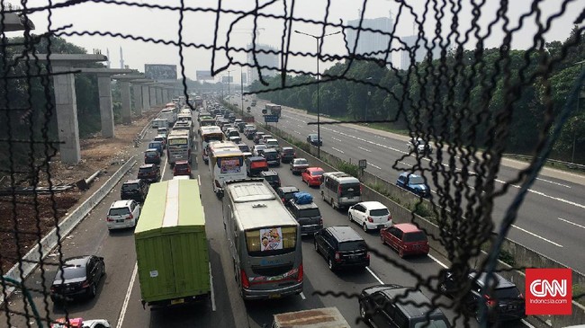Kepadatan lalu lintas di Tol Cikampek diprediksi terjadi pada malam hari. Sedangkan puncak arus mudik Idul Adha terjadi pada Jumat (1/9) pagi.